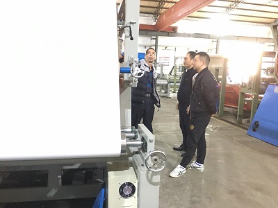 楊總一行蒞臨洲通機(jī)械考察熱熔膠汽車(chē)腳墊復(fù)合機(jī)